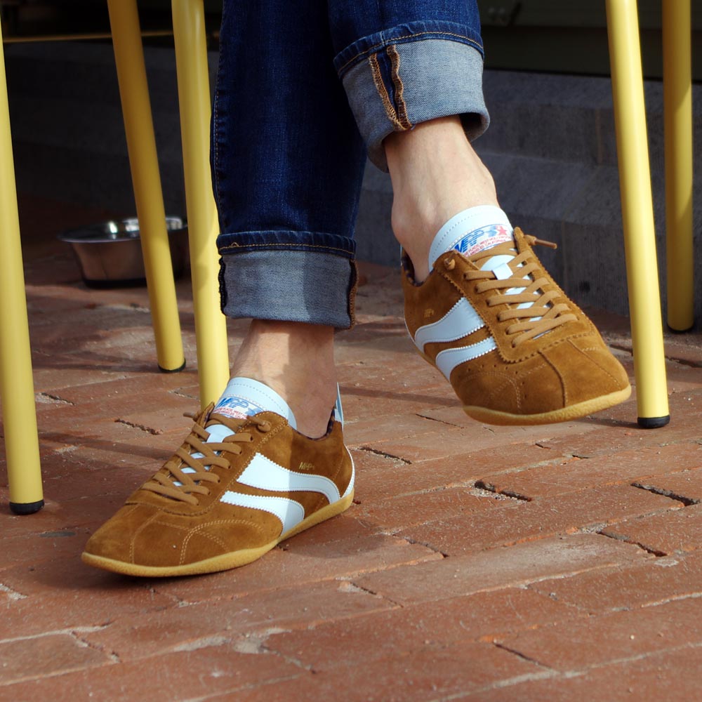 DE - Voorpag - HomeCat - 03 Sneakers